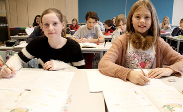 Elever arbeider i klasserom. (Foto: Heidi M. Skjebstad)