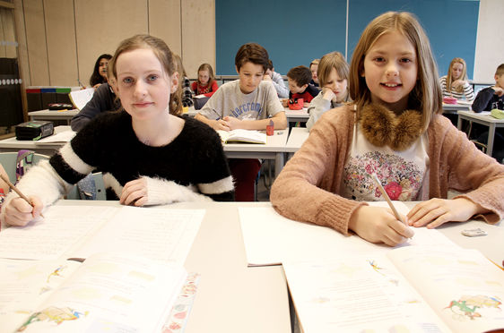 Elever arbeider i klasserom. (Foto: Heidi M. Skjebstad)