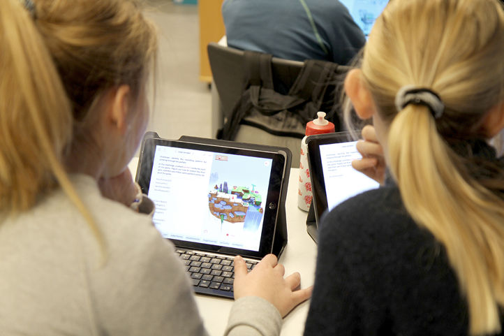 Jenter arbeider på ipad