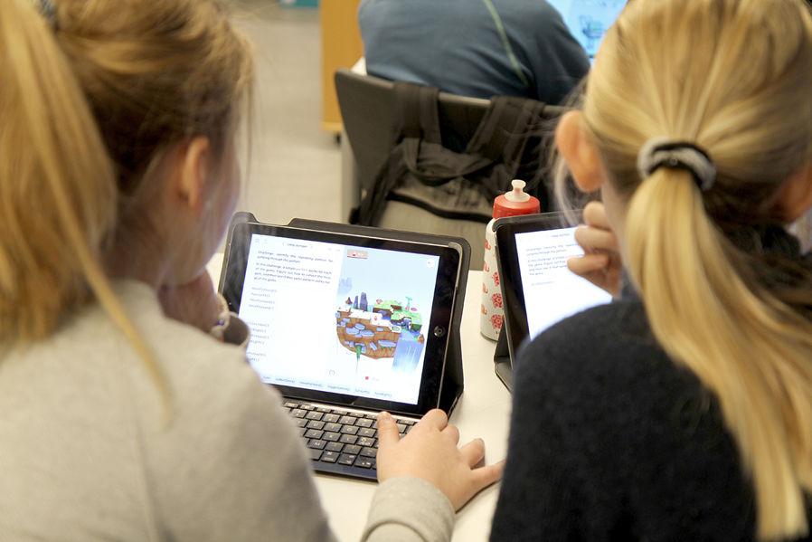 Jenter arbeider på ipad