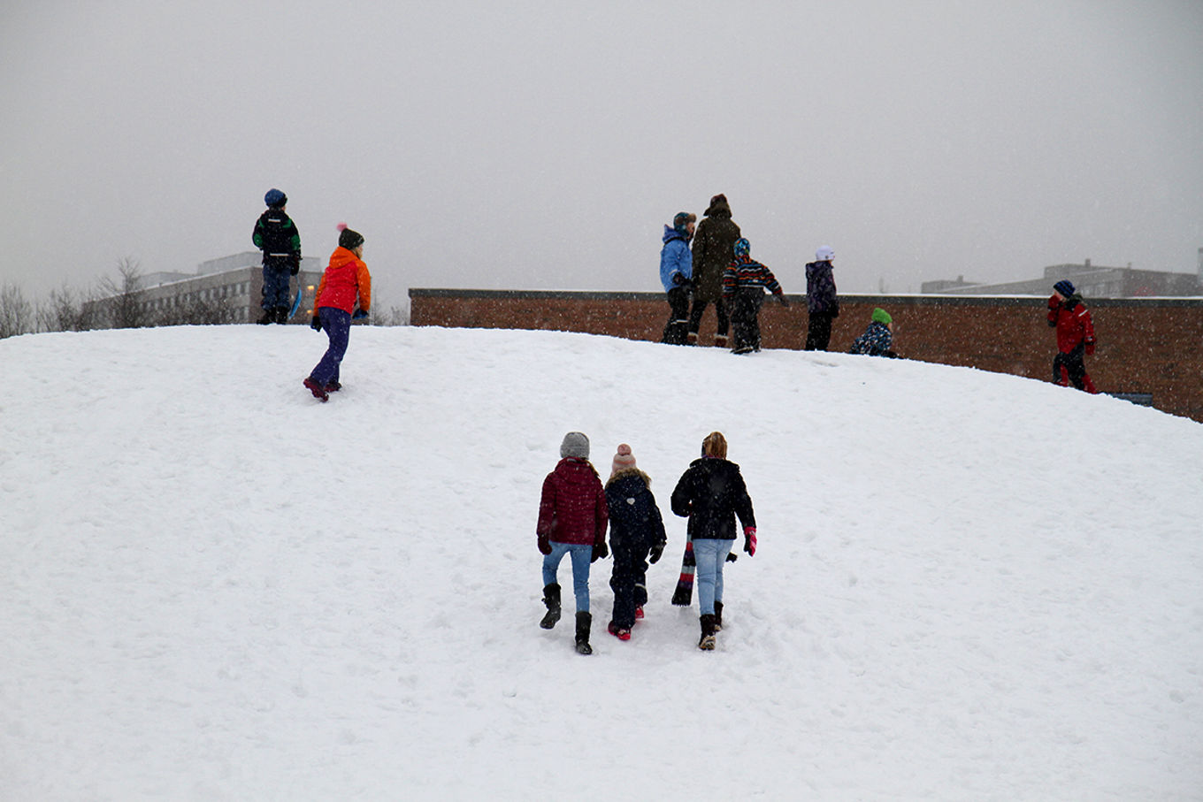 Foto: Heidi M. Skjebstad Barn leker i snøen
