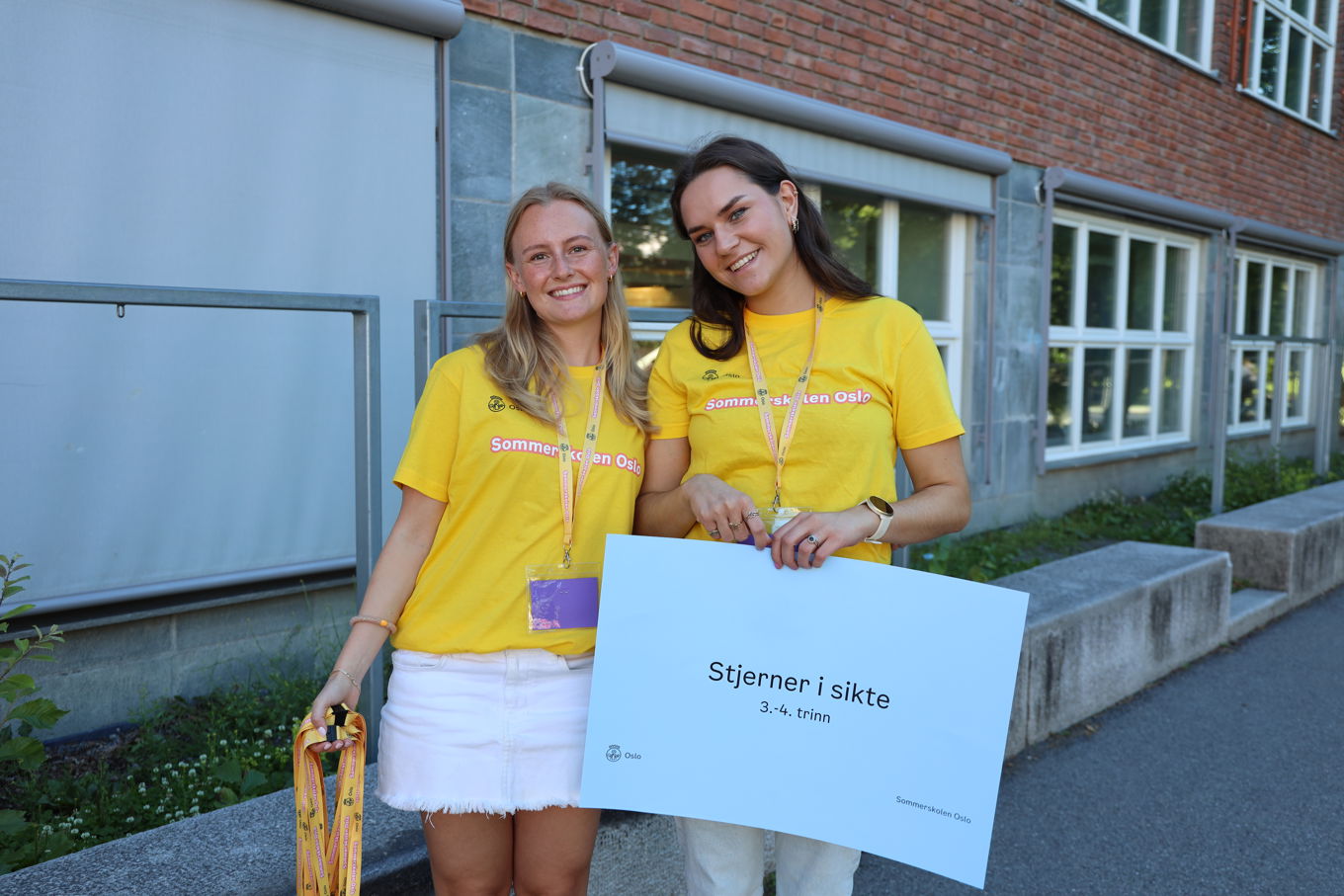 noen få personr som holder et skilt noen få personr som holder et skilt