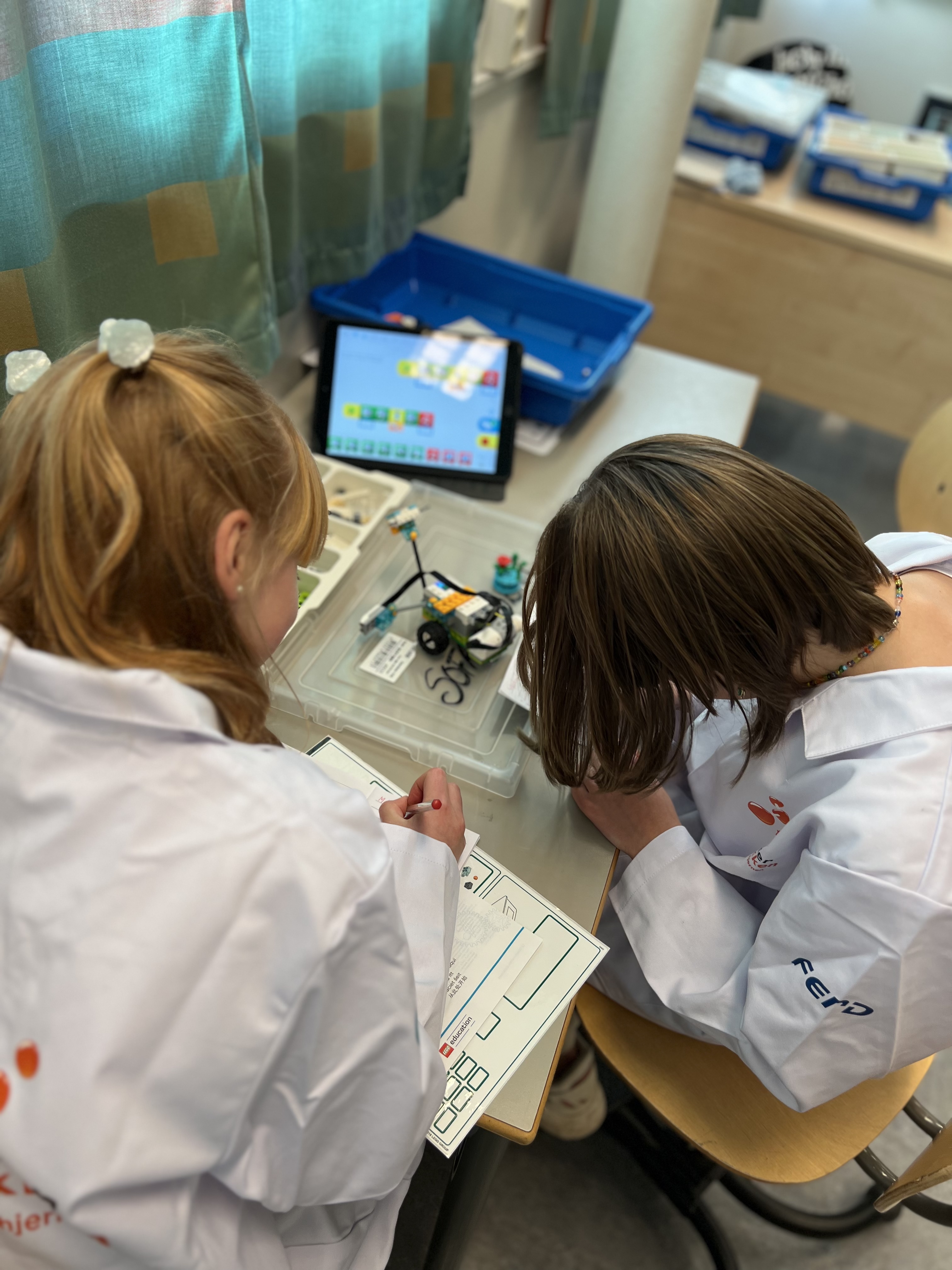 Programmering krever mye testing og feilsøking. Lego WeDo
