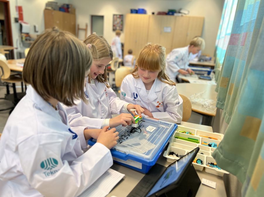 Barn som programmerer med Lego.