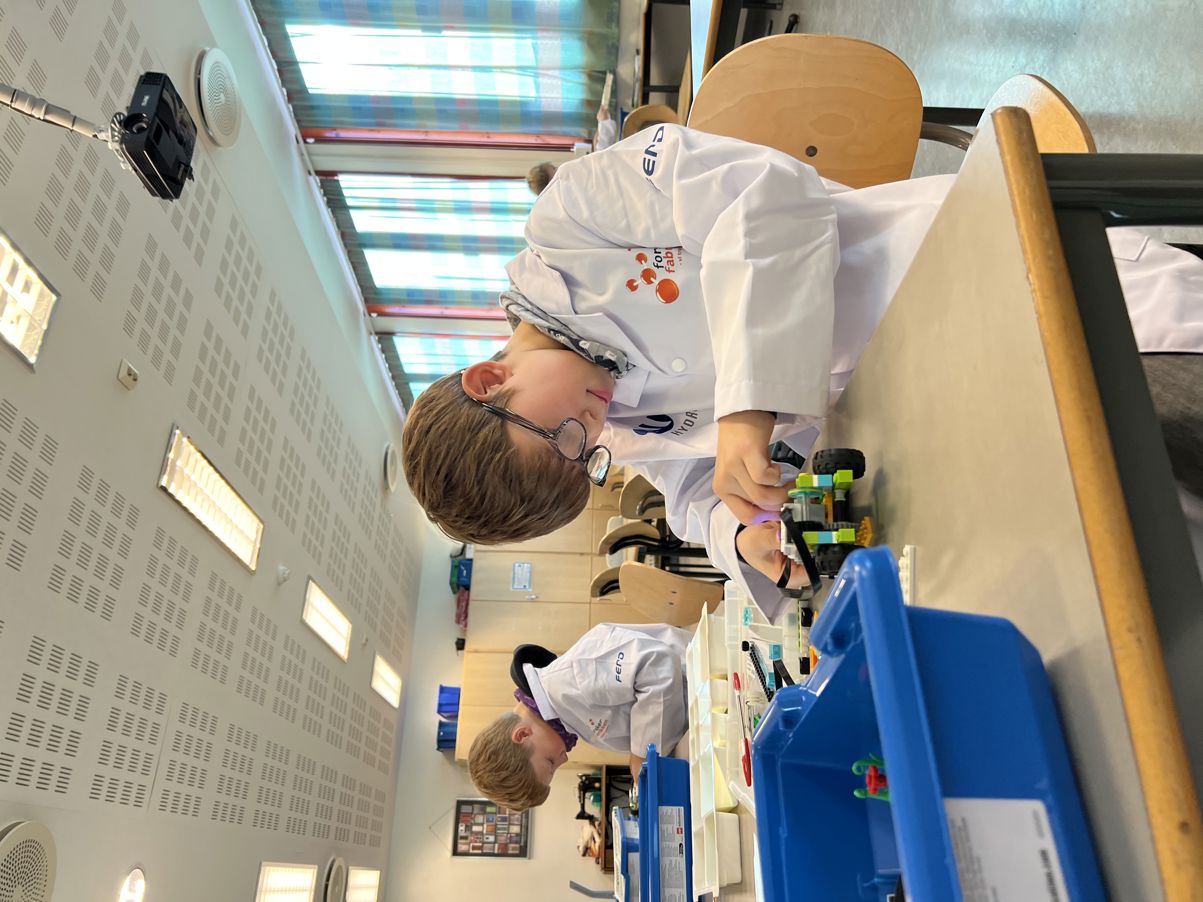 Konsentrert gutt som bygger Lego.