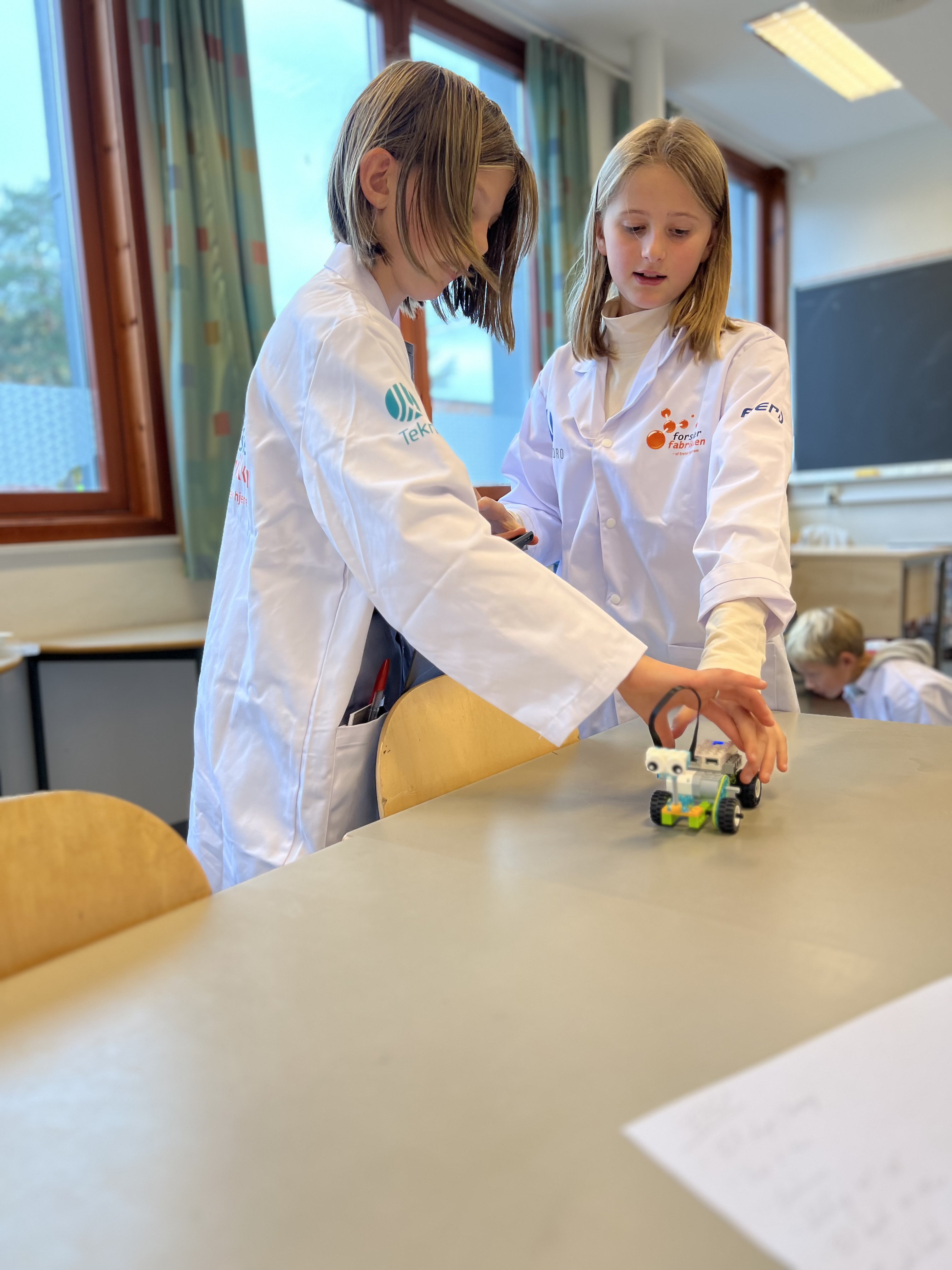 Her prøvekjøres det. To jenter tester roboten sin.