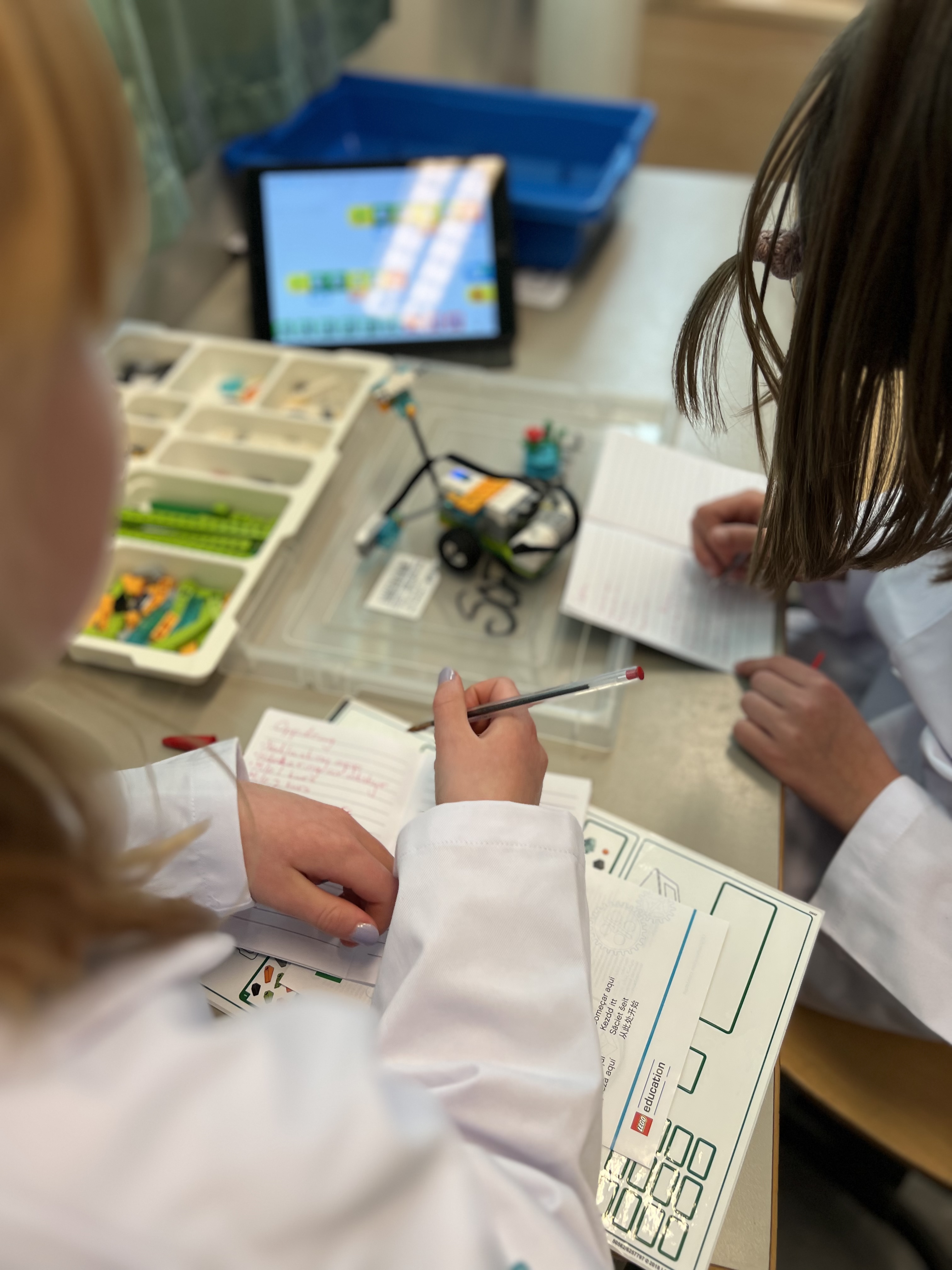 Barna er flinke til å dokumentere prosessene sine. Det er lurt å ha et road map når man programmerer. Barna gjennomfører tester med roboten sin
