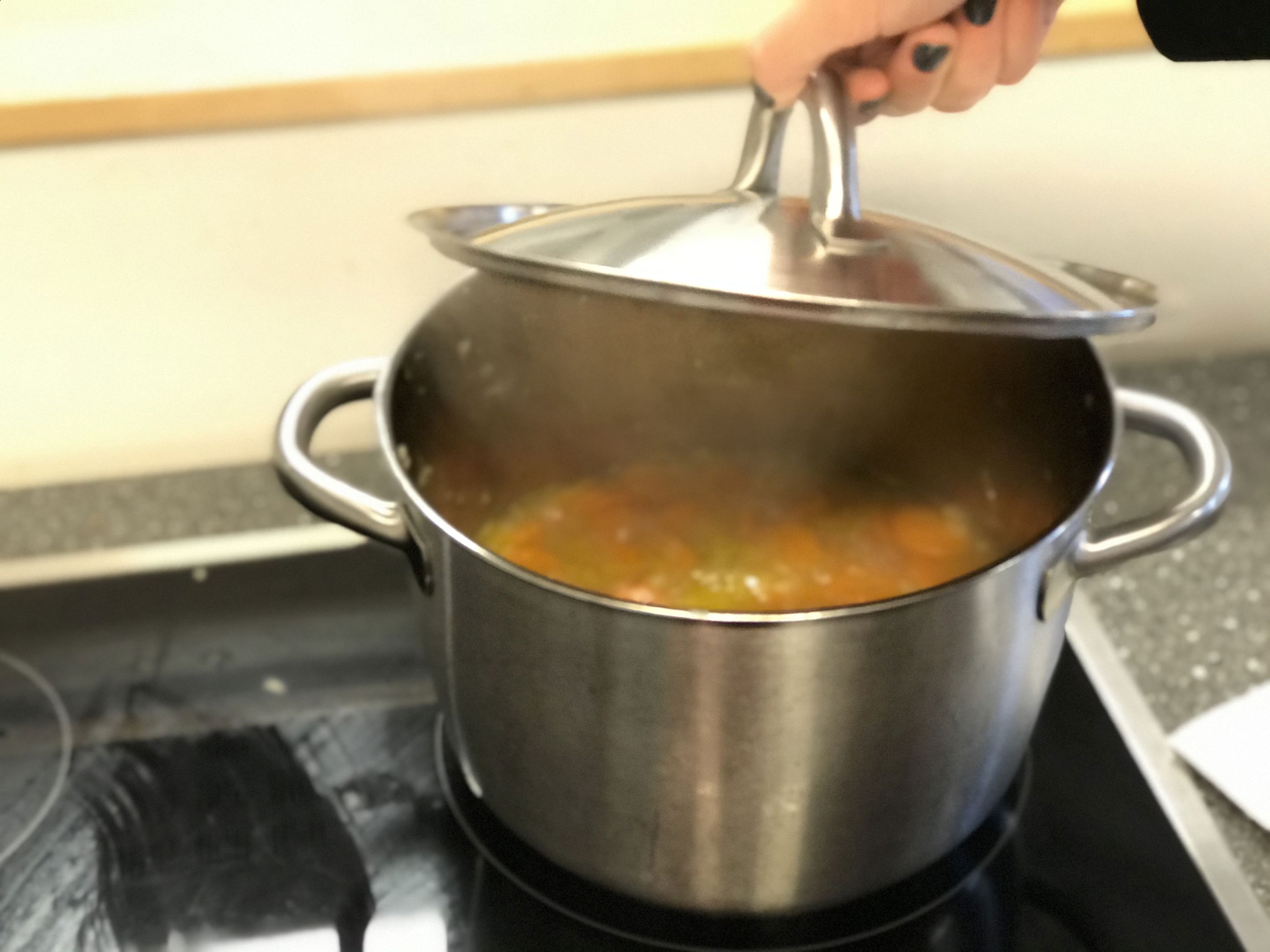 Gulrotsuppe med appelsin, ingefær og grove krutonger til kok.