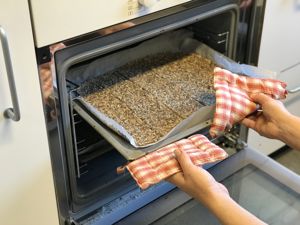 Hjemmelaget knekkebrød rett ut av ovnen.
