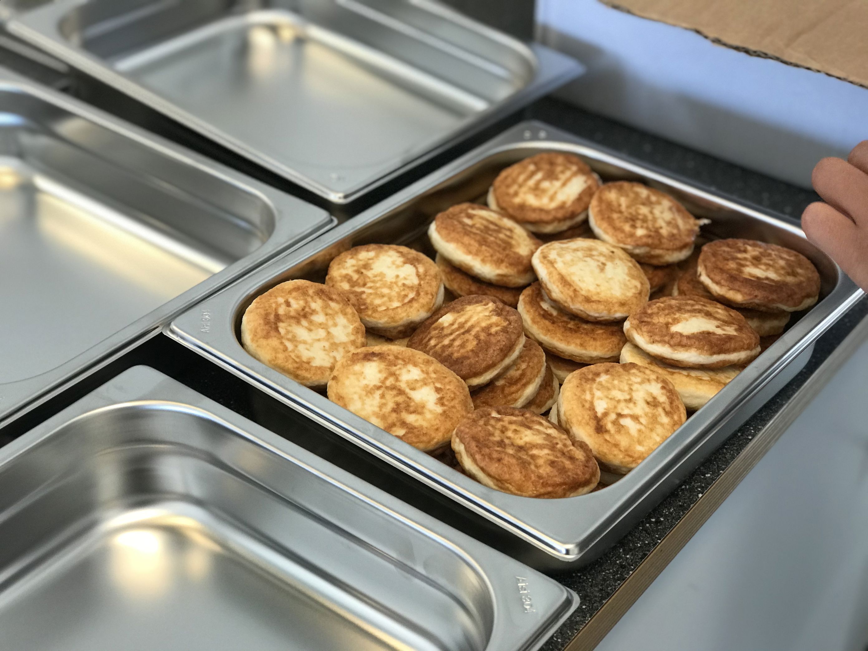 Fiskekakene varmes i bakker.