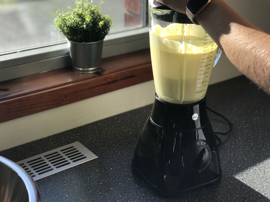 Urtemajonesen lages i blender. Det består av egg, dijonsennep, salt, sitron, litt hvitløk og bladpersille og olje.