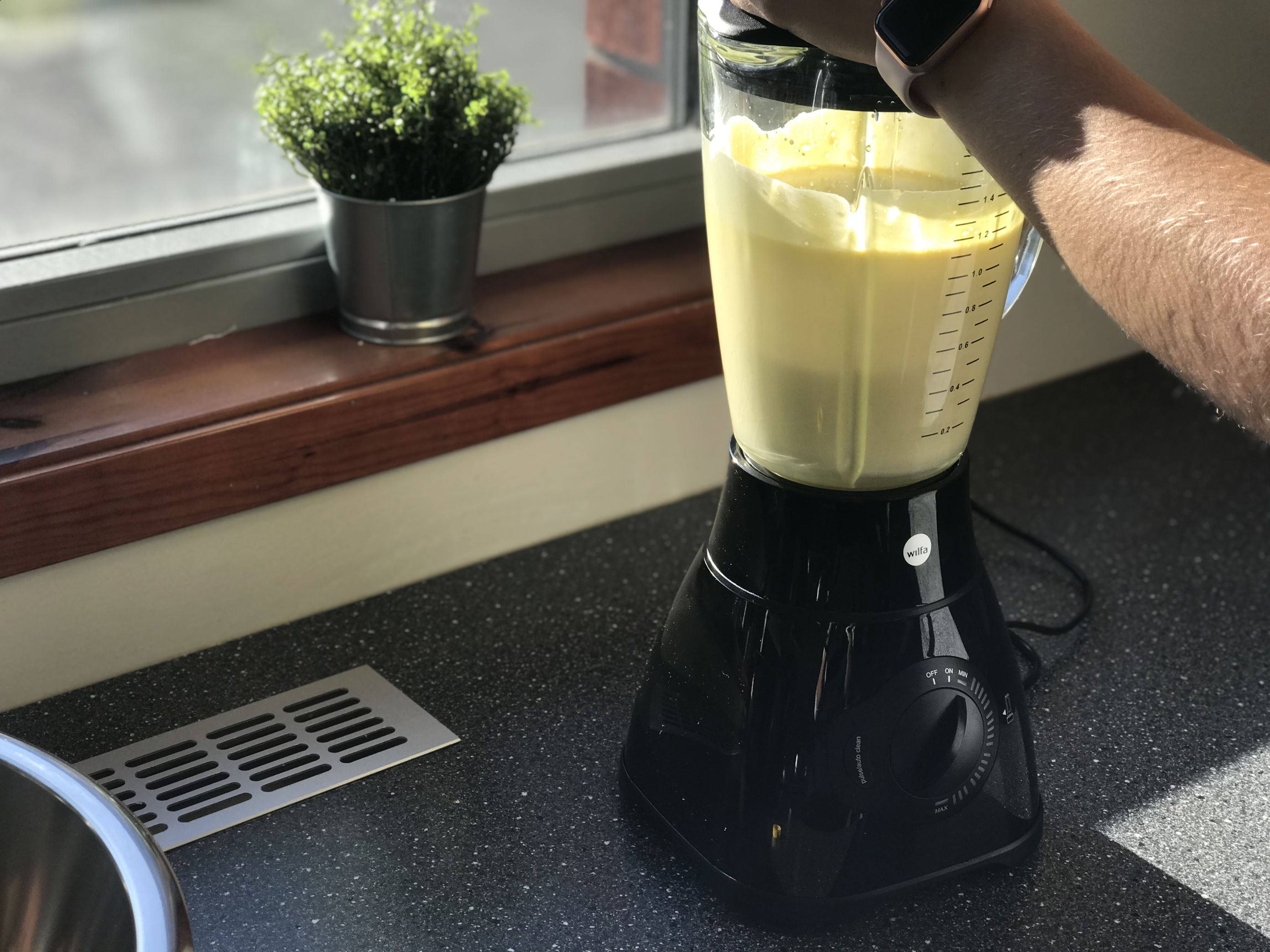 Foto: Urtemajonesen lages i blender. Det består av egg, dijonsennep, salt, sitron, litt hvitløk og bladpersille og olje. Urtemajonesen lages i blender. Det består av egg, dijonsennep, salt, sitron, litt hvitløk og bladpersille og olje.