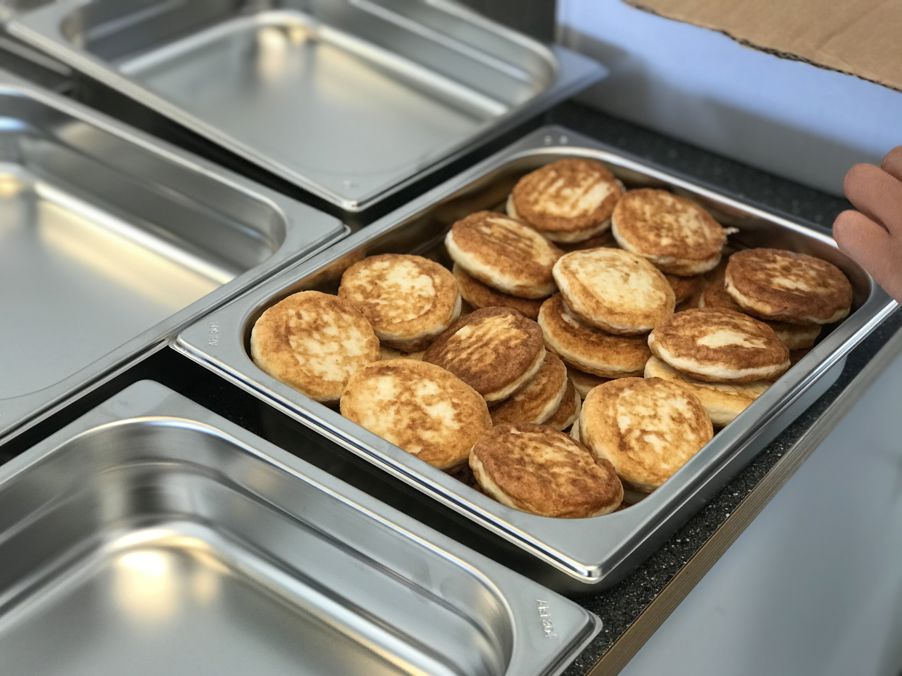 Fiskekakene varmes i bakker.