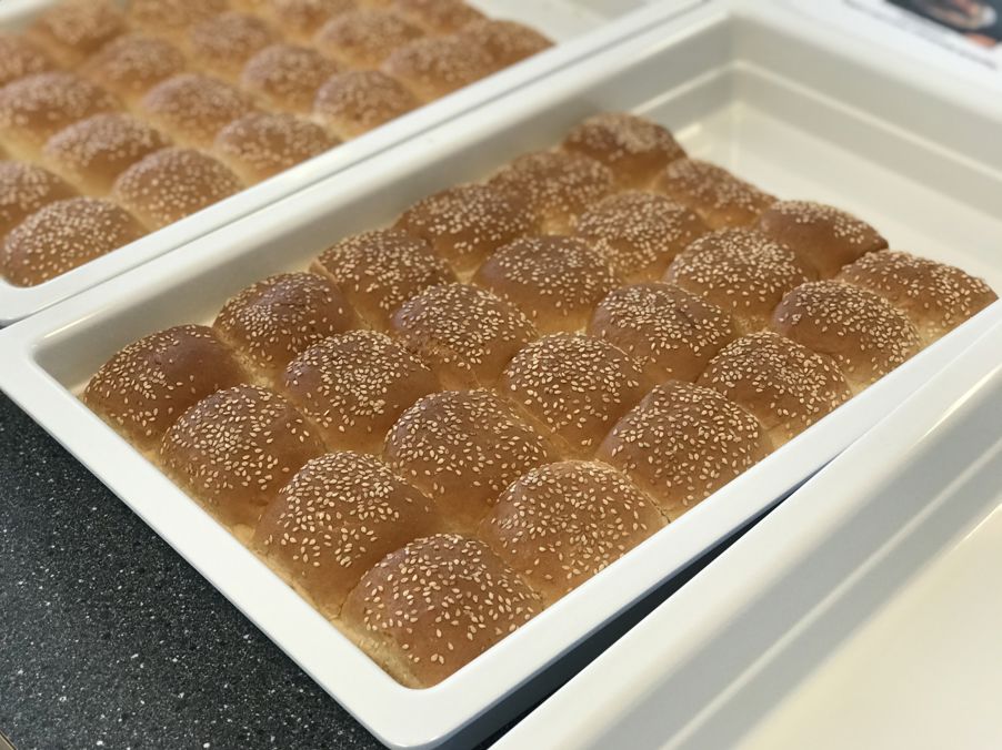 Burgerbrødene varmes før dandering.