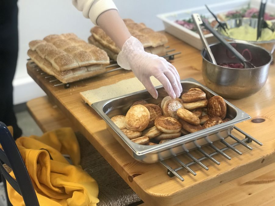 Vi bruker hansker når vi danderer maten og har egne stasjoner for å ivareta allergier.