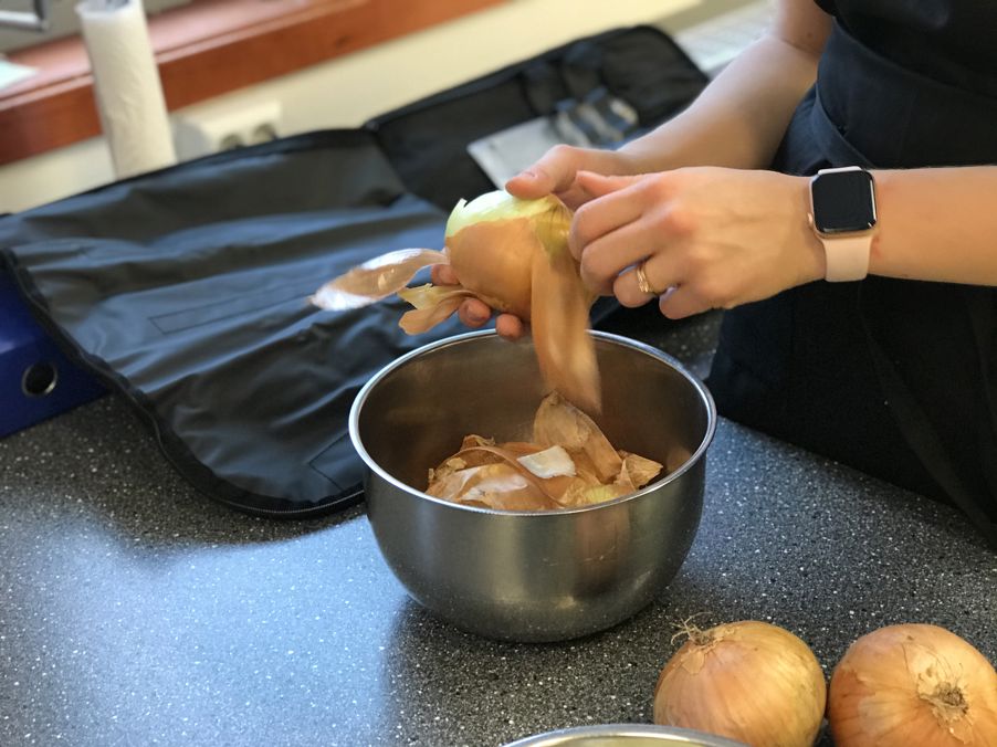 Løk skrelles, kuttes og freses i kjelen med olje.