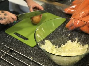 Det er viktig med skarpe kniver på kjøkkenet.