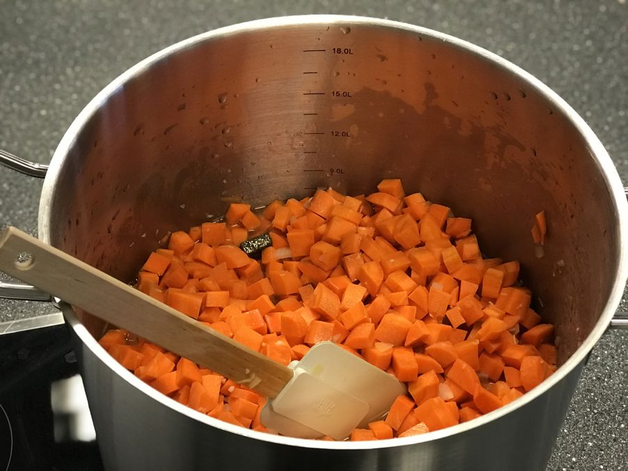 Gulrøtter blir kuttet i terninger og kokt i vann og buljong til de er møre.