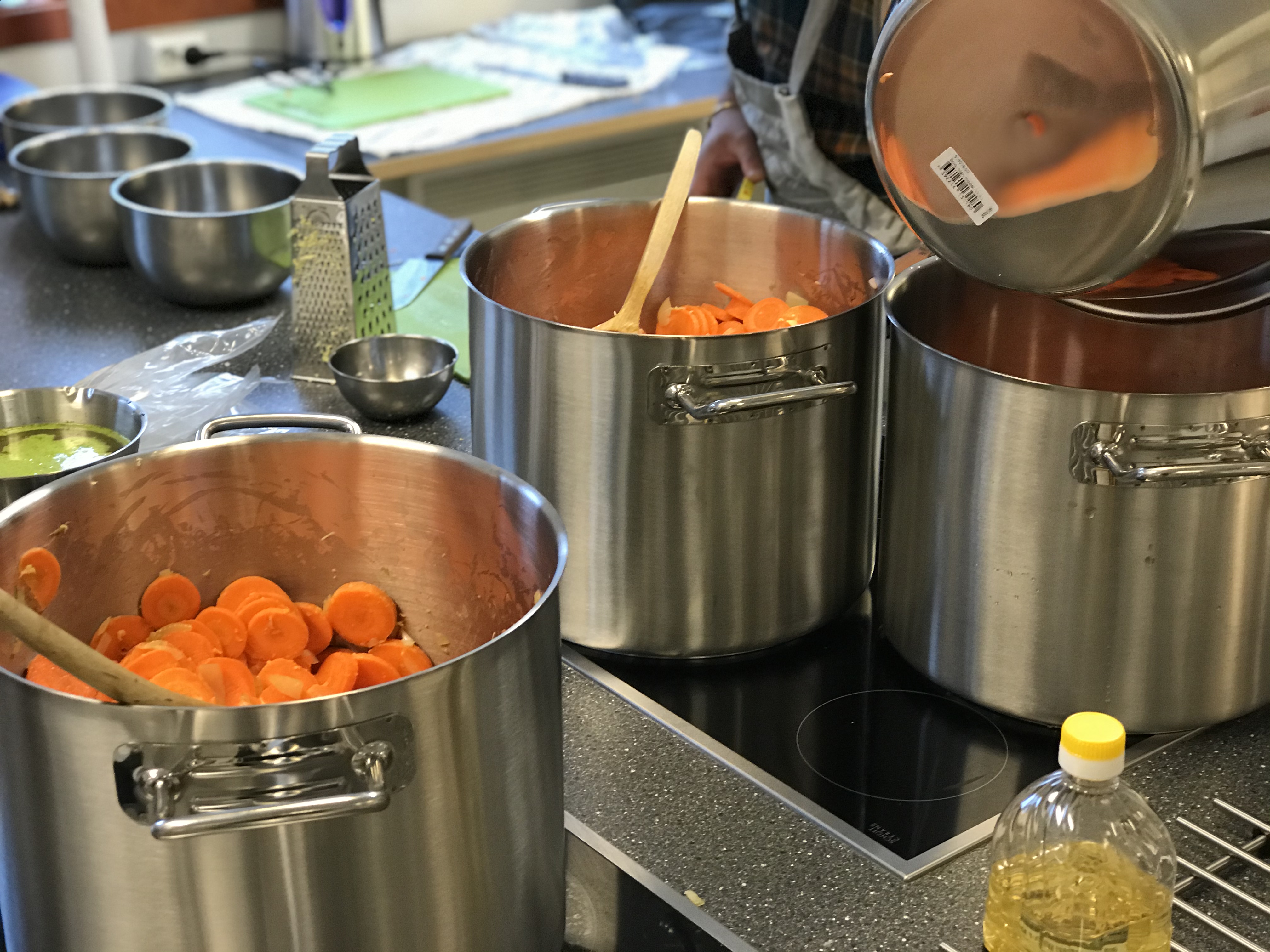 Man trenger mange store kjeler når man lager suppe til over 300 personer. Vi lager over 100 liter suppe totalt. Man trenger mange store kjeler når man lager suppe til over 300 personer. Vi lager over 100 liter suppe totalt.