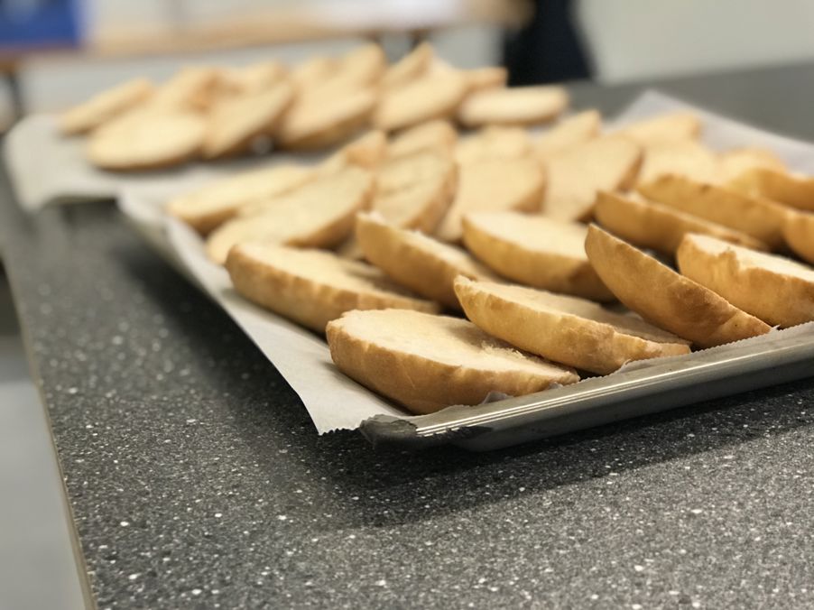 De som ikke tåler gluten får krutonger av glutenfritt brød.