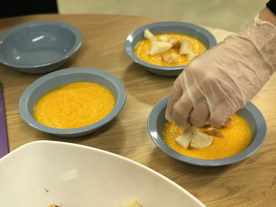 Her danderes gulrotsuppe med glutenfrie krutonger.