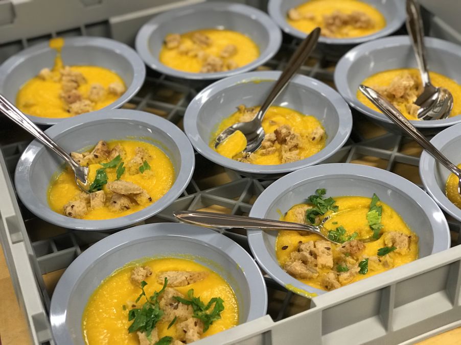 Gulrotsuppe klar til servering med hjemmelagede grove krutonger.