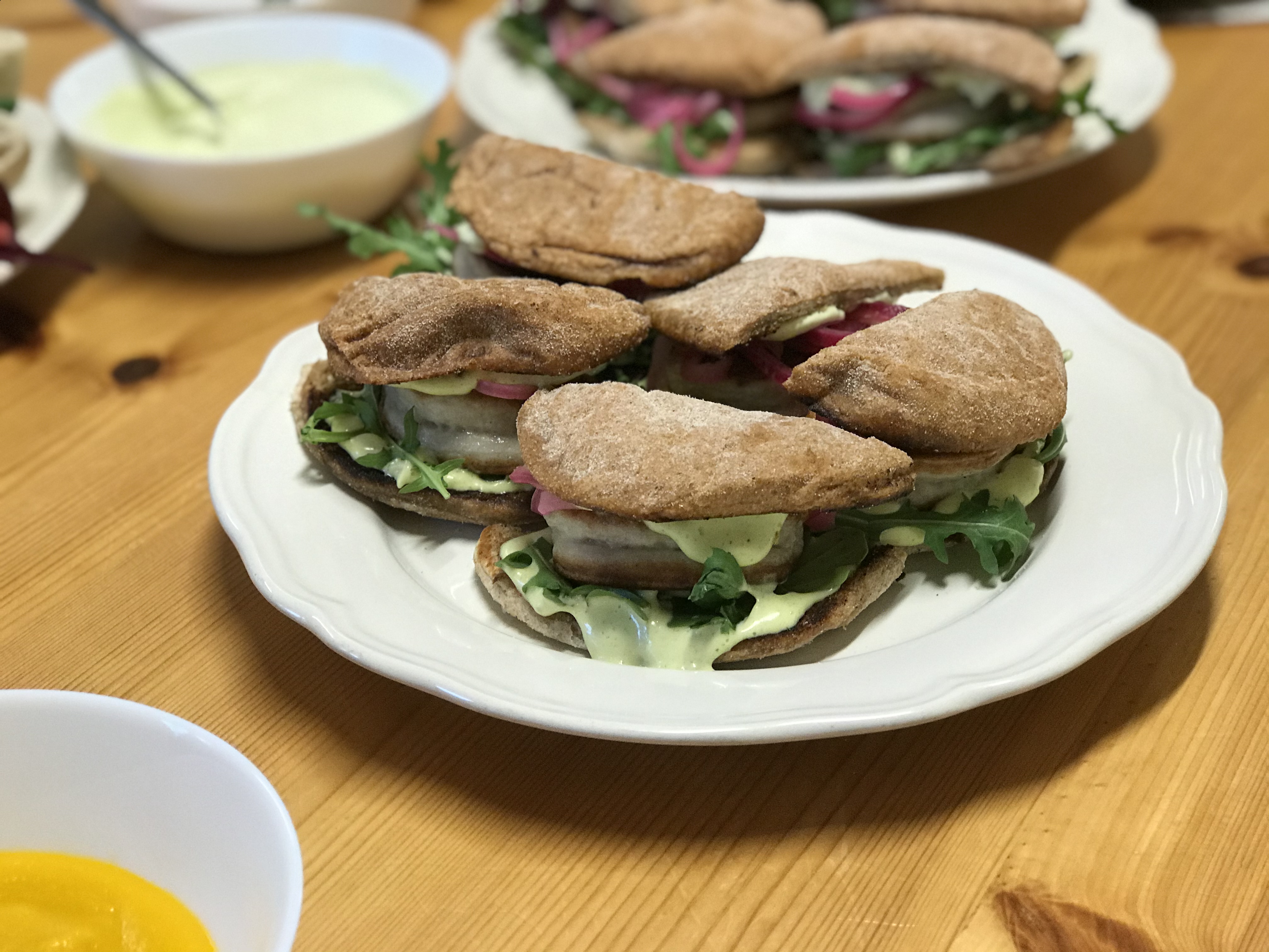 Fiskeburger med syltet rødløk og urtemajones.