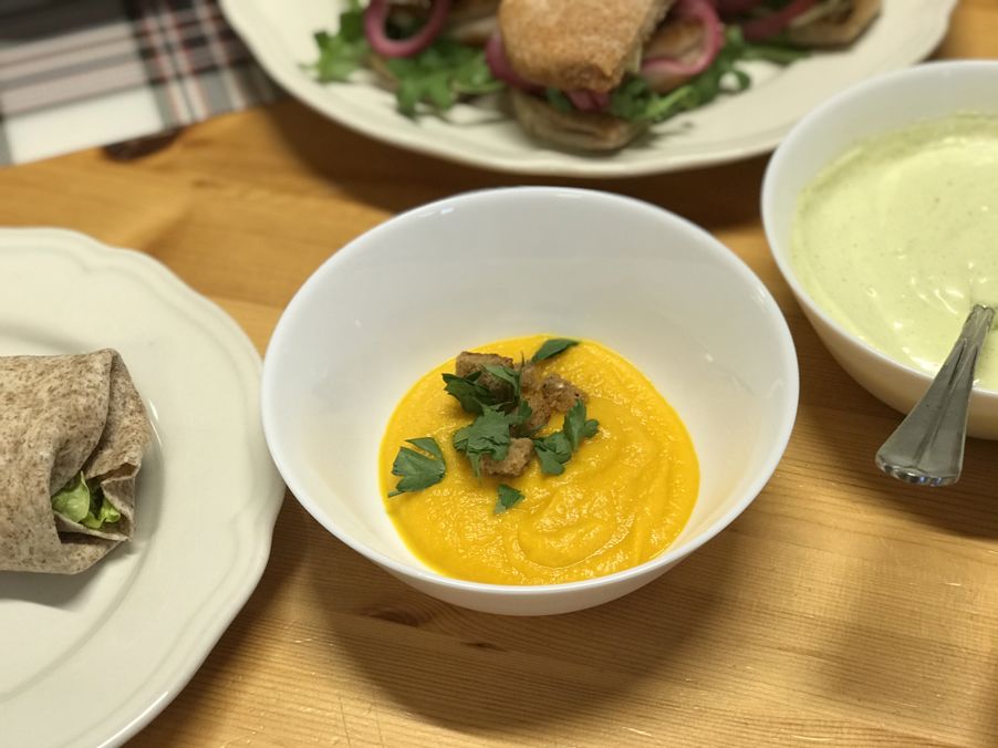 Gulrotsuppe med appelsin, ingefær og grove krutonger.