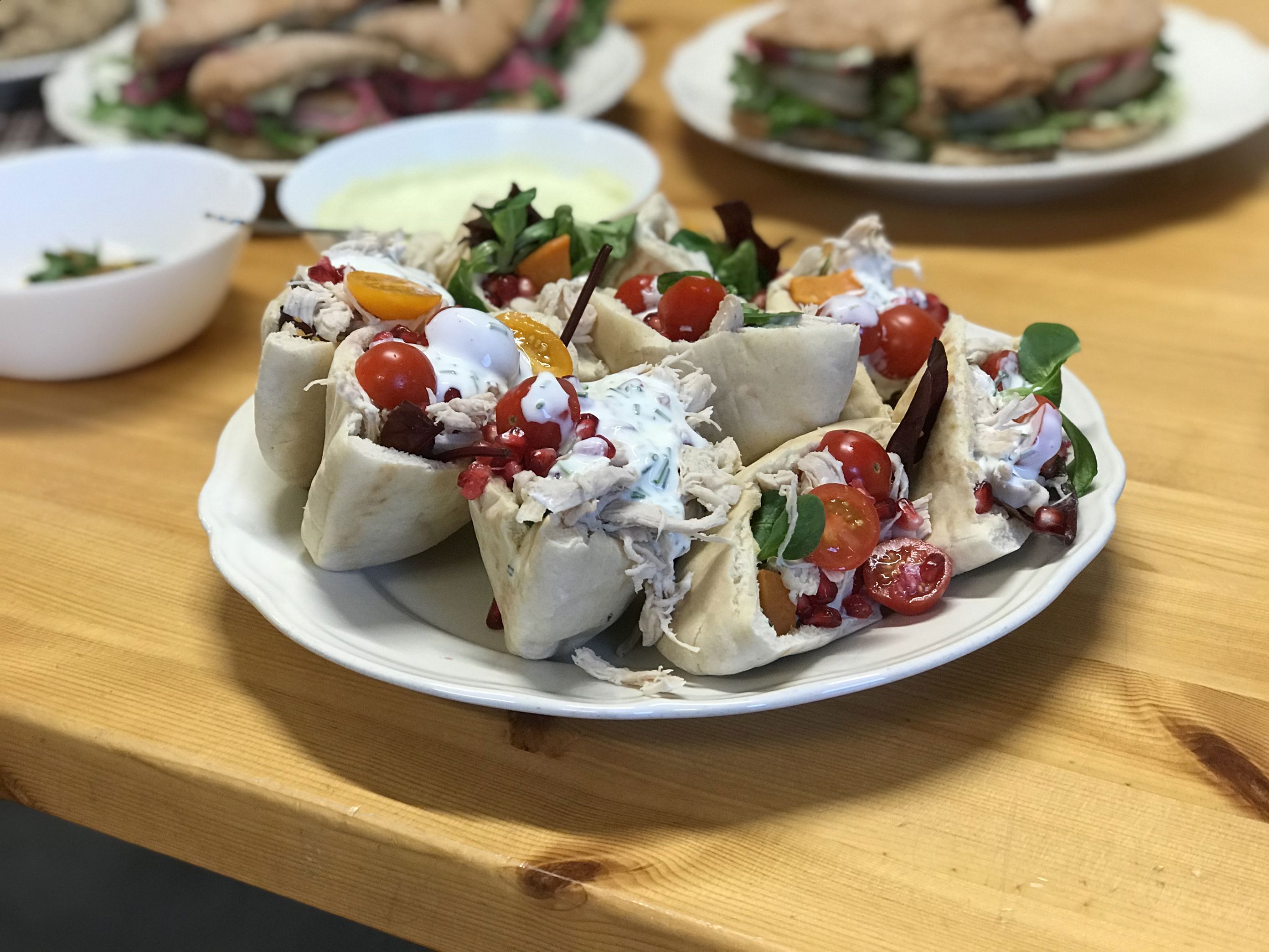 Foto: Ferdig anrettet rett: Pulled chicken i pita med søtpotet, granateple og rømmedressing Pulled chicken i pita med søtpotet, granateple og rømmedressing