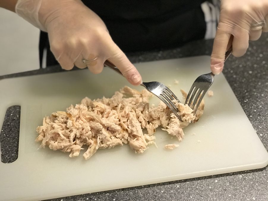 Kyllingfiletene blir revet fra hverandre til det vi kaller "pulled chicken". Det er en helt ren kyllingfilet som smaker kjempegodt!