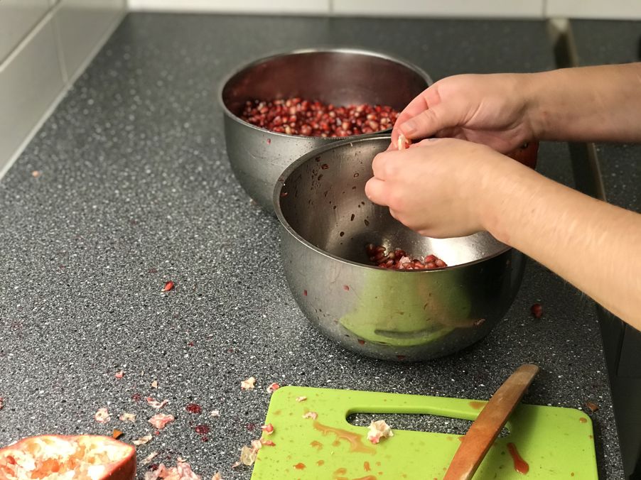 Granateple er nytt for mange og kan kanskje virke litt skummelt, men smaker kjempegodt. Det er syrlig og minner litt om søte rips. Vi legger noen biter på toppen for å gjøre retten mer spennende, men det er selvfølgelig lov å plukke de vekk hvis man ikke liker de.