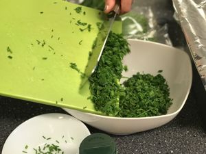 Fersk gressløk blir hakket og tilsatt rømmen. Gressløk er rik på smak og smaker veldig godt. Passer veldig godt i eggeretter også!