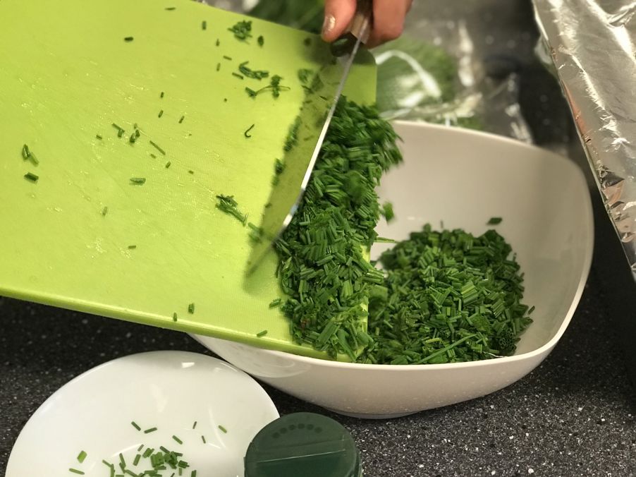 Fersk gressløk blir hakket og tilsatt rømmen. Gressløk er rik på smak og smaker veldig godt. Passer veldig godt i eggeretter også!