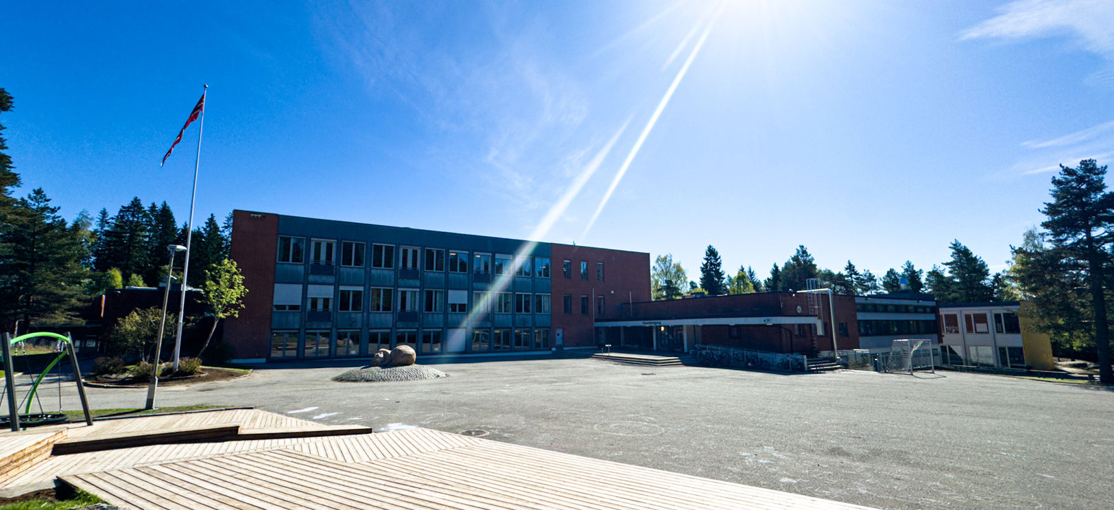 en bygning med fontene foran